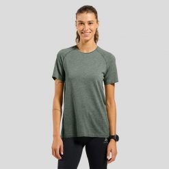 T-shirt Odlo T-shirt crew neck s/s ESSENTIAL SEAMLESS. Szare t-shirty damskie ODLO, s, bez wzorów, z materiału, eleganckie, bez kołnierzyka, bez ramiączek. Za 186.99 zł.