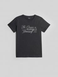 4F T-shirt regular z nadrukiem damski - czarny XS. Czarne t-shirty damskie 4F, xs, bez wzorów, z bawełny, biznesowe, bez kołnierzyka, bez ramiączek. Za 59.99 zł.