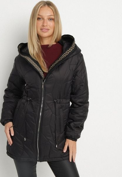 Czarna Pikowana Kurtka z Kapturem i Ściągaczami w Talii Tiobelle. Czarne kurtki sportowe damskie Born2be, l, bez wzorów, z jeansu, bez ramiączek, z kapturem, trekkingowe. Za 149.99 zł.
