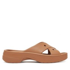 Klapki Crocs. Brązowe klapki damskie Crocs, bez wzorów, bez obcasa, bez zapięcia. Za 179.99 zł.