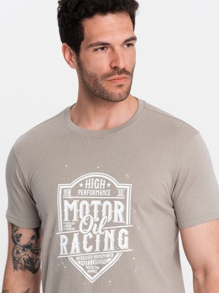 T-shirt męski z nadrukiem w stylu motocyklowym – popielaty V3. Szare t-shirty męskie Ombre Clothing, l, bez wzorów, z bawełny, bez kołnierzyka, bez ramiączek. W wyprzedaży za 24.99 zł.