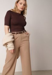 Brązowy Wiskozowy T-shirt o Dopasowanym Kroju z Dekoltem w Łódkę Idahphaeia. Brązowe t-shirty damskie Born2be, m, z aplikacjami, z jeansu, biznesowe, bez kołnierzyka, bez ramiączek. Za 59.99 zł.