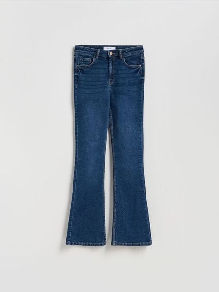 Jeansy flare - granatowy. Niebieskie jeansy damskie Reserved, bez wzorów, z bawełny. W wyprzedaży za 65.99 zł.