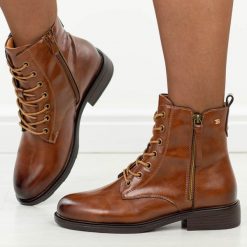 Brązowe skórzane botki damskie T.Sokolski 258. Brązowe botki damskie Sokolski, na jesień, bez wzorów, z dzianiny, eleganckie, z okrągłym noskiem, bez obcasa, na obcasie, bez zapięcia. Za 259.00 zł.