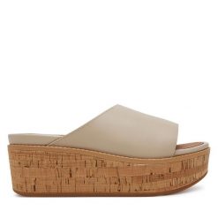 Klapki FitFlop. Brązowe klapki damskie FitFlop, bez wzorów, bez obcasa, bez zapięcia. Za 389.99 zł.
