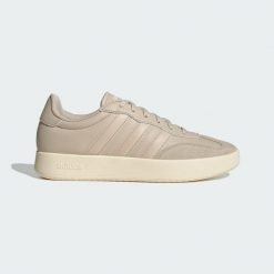Buty Barreda. Białe buty zimowe męskie Adidas, bez wzorów, ze skóry, bez obcasa, bez zapięcia. Za 299.00 zł.