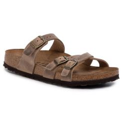 Klapki Birkenstock. Brązowe klapki damskie Birkenstock, bez wzorów, bez obcasa, bez zapięcia. Za 499.99 zł.