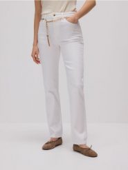 Jeansy slim fit z paskiem - biały. Białe jeansy damskie Reserved, bez wzorów, z bawełny. W wyprzedaży za 109.99 zł.