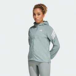 Kurtka adi365 Iconic running. Zielone kurtki sportowe damskie Adidas, l, bez wzorów, z materiału, bez ramiączek, bez kaptura, do biegania, climacool (adidas). Za 349.00 zł.