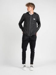 Les Hommes Kurtka "Windbreaker" | LKO312 250U | Light Weight Windbreaker | Mężczyzna | Czarny. Czarne kurtki męskie Les Hommes, m, bez wzorów, bez kaptura. W wyprzedaży za 999.00 zł.