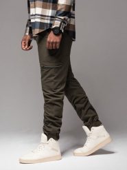 Męskie spodnie joggery z kieszeniami cargo i printem ciemnooliwkowe V5 OM-PAJO-0200 XXL. Zielone spodnie sportowe męskie Ombre, m, bez wzorów. Za 347.95 zł.