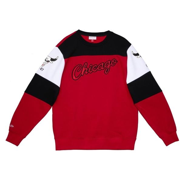 Bluza okrągły dekolt Chicago Bulls. Czerwone bluzy męskie Mitchell & Ness, m, bez wzorów, klasyczne, bez ramiączek, bez kaptura. Za 375.00 zł.