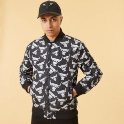 Kurtka z logo Chicago Bulls. Czarne kurtki męskie New Era, m, bez wzorów, z materiału, bez kaptura. Za 418.25 zł.