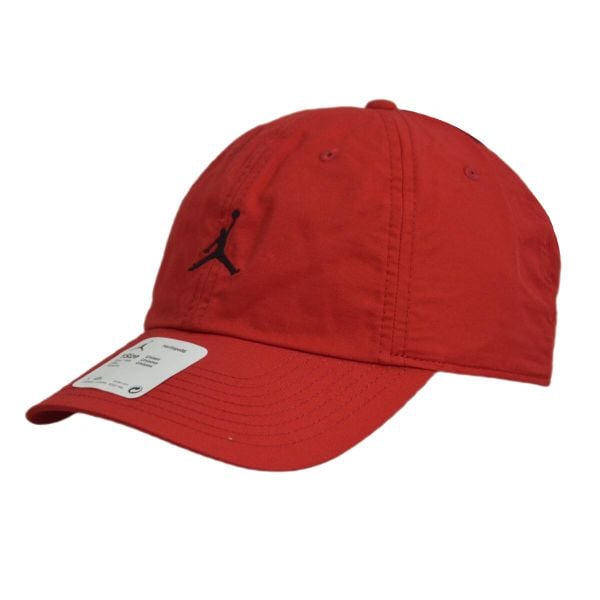 Czapka z daszkiem Air Jordan Heritage86 Unisex Strapback Czerwona - DC3673-687. Czerwone czapki damskie Jordan, bez wzorów, sportowe. W wyprzedaży za 89.00 zł.