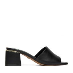 Klapki Nine West. Czarne klapki damskie Nine West, bez wzorów, bez obcasa, bez zapięcia. Za 199.99 zł.