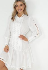 Biała Sukienka Midi ze Stójką Perłowymi Guzikami i Wiązanym Paskiem Fenya. Białe sukienki damskie Born2be, m, w ażurowe wzory, bez kołnierzyka, bez ramiączek, midi, rozkloszowane. Za 219.99 zł.