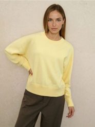 Sweter basic z wiskozą - żółty. Żółte swetry nierozpinane damskie Sinsay, l, bez wzorów, z wiskozy, bez kołnierzyka, bez ramiączek. Za 49.99 zł.