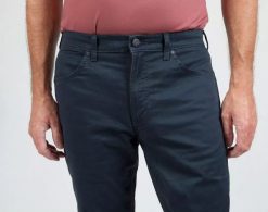 WRANGLER GREENSBORO MĘSKIE SPODNIE MATERIAŁOWE CHINO CHINOSY MARINE NAVY W15QOFB14 112320811. Niebieskie eleganckie spodnie męskie Wrangler, bez wzorów, z materiału. Za 239.99 zł.