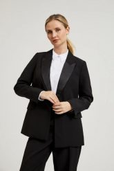 Elegancka marynarka z ozdobnymi klapami czarna. Czarne marynarki i żakiety damskie MOODO, bez wzorów, z elastanu, eleganckie, bez kołnierzyka, bez ramiączek. W wyprzedaży za 69.99 zł.