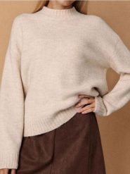 Sweter basic - kremowy. Białe swetry nierozpinane damskie Sinsay, l, bez wzorów, bez kołnierzyka, bez ramiączek. Za 49.99 zł.