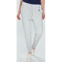 Calvin Klein Jeans - Spodnie. Szare spodnie materiałowe damskie Calvin Klein Jeans, bez wzorów, z bawełny, casualowe, z podwyższonym stanem. W wyprzedaży za 299.90 zł.