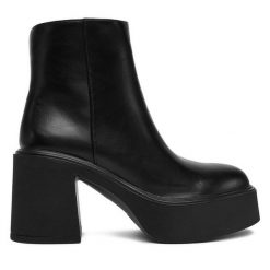 Botki DeeZee. Czarne botki damskie DeeZee, bez wzorów, bez obcasa, na słupku, bez zapięcia. Za 179.99 zł.