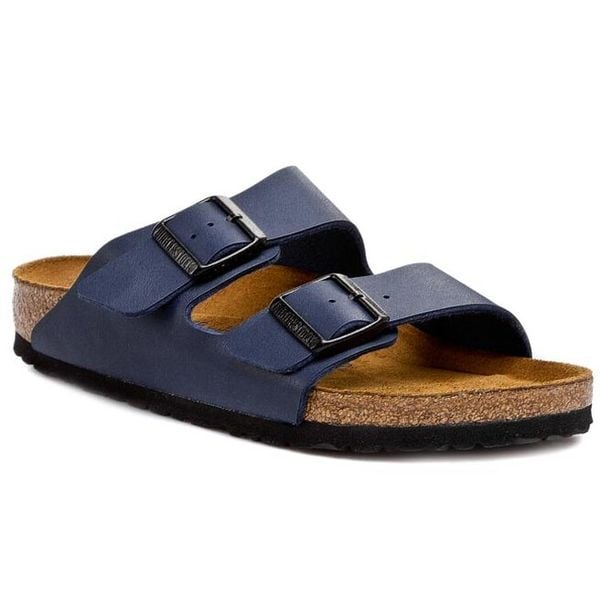 Klapki Birkenstock. Niebieskie klapki damskie Birkenstock, bez wzorów, bez obcasa, bez zapięcia. Za 322.99 zł.