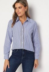 Granatowa Koszula z Dodatkiem Bawełny w Paski Ozdobiona Ażurowym Wzorem Arrelina. Niebieskie koszule damskie Born2be, s, w ażurowe wzory, z bawełny, eleganckie, bez kołnierzyka, bez ramiączek. Za 34.99 zł.