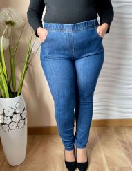 Jeansowe spodnie z wysokim stanem i zwężaną nogawką PLUS SIZE XXL. Spodnie materiałowe damskie Nasi partnerzy, bez wzorów, z bawełny, biznesowe, z podwyższonym stanem, plus size, krótkie. Za 199.90 zł.