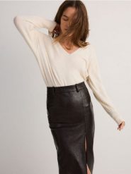 Sweter z domieszką wełny - kremowy. Białe swetry nierozpinane damskie Reserved, l, bez wzorów, z dzianiny, bez kołnierzyka, bez ramiączek. W wyprzedaży za 69.99 zł.