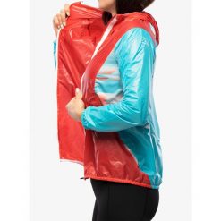 Kurtka do biegania damska La Sportiva Briza Windbreaker Jkt. Czerwone kurtki sportowe damskie La Sportiva, na zimę, bez wzorów, bez ramiączek, bez kaptura, do biegania. Za 476.99 zł.