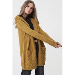 Żółty Kardigan Mallory. Żółte kardigany damskie Born2be, l, bez wzorów, bez kołnierzyka. Za 109.99 zł.