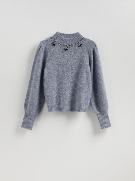 Sweter z biżuteryjną aplikacją - granatowy. Niebieskie swetry nierozpinane damskie Reserved, l, z aplikacjami, z dzianiny, bez kołnierzyka, bez ramiączek. W wyprzedaży za 109.99 zł.