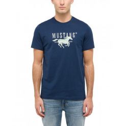Męski T-Shirt Mustang Style Austin Dress Blues 1016484 5334. T-shirty męskie Mustang, m, bez wzorów, bez kołnierzyka, bez ramiączek. Za 69.99 zł.
