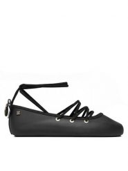 Melissa Baleriny Melissa Beta Ad 38020 Czarny. Czarne balerinki damskie Melissa, bez wzorów, z tworzywa sztucznego, bez obcasa, bez zapięcia. Za 398.99 zł.