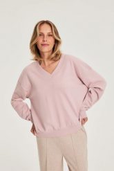 Bluza z dekoltem w serek różowa. Czerwone bluzy damskie MOODO, l, bez wzorów, z bawełny, bez ramiączek, bez kaptura. Za 89.99 zł.