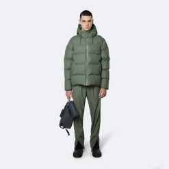 KURTKA ZIMOWA MĘSKA RAINS PUFFER PUCHOWA RR-1506-19-XS. Zielone kurtki męskie Rains, na zimę, m, bez wzorów, z dresówki, sportowe, bez kaptura. Za 1,529.00 zł.