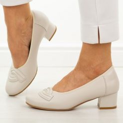 Beżowe skórzane czółenka damskie Potocki 19412. Brązowe czółenka damskie POTOCKI, na jesień, bez wzorów, ze skóry, eleganckie, z okrągłym noskiem, bez obcasa, na obcasie, bez zapięcia. Za 219.00 zł.