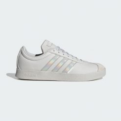Buty Vl Court Base. Brązowe obuwie sportowe damskie Adidas, bez wzorów, bez zapięcia. Za 259.00 zł.