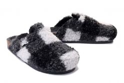 DR. BRINKMANN 320056-09 anthrazit, klapki profilaktyczne damskie. Szare klapki damskie Dr. Brinkmann, na zimę, bez wzorów, bez obcasa, bez zapięcia. Za 149.94 zł.