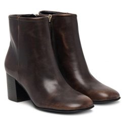 Botki Guess. Brązowe botki damskie Guess, z aplikacjami, bez obcasa, na słupku, bez zapięcia. Za 494.99 zł.