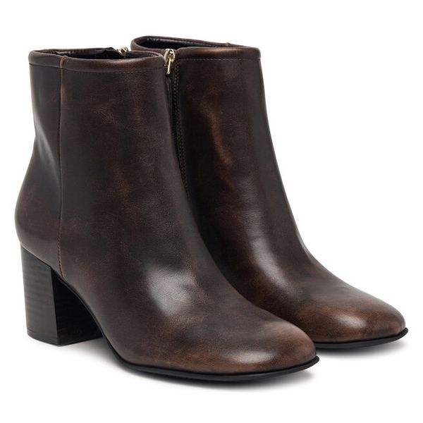 Botki Guess. Brązowe botki damskie Guess, z aplikacjami, bez obcasa, na słupku, bez zapięcia. Za 494.99 zł.