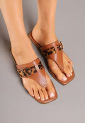 Jasnobrązowe Klapki z Ozdobną Klamerką i Wstawkami Animal Print Savicelle. Brązowe klapki damskie Renee, na lato, z aplikacjami, eleganckie, bez obcasa, na płaskiej podeszwie, bez zapięcia. Za 59.99 zł.