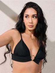Góra od bikini z dekoracyjnym kółkiem - czarny. Czarne stroje kąpielowe damskie Sinsay, l, bez wzorów. Za 29.99 zł.