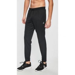 Reebok - Spodnie. Czarne spodnie sportowe męskie Reebok, l, bez wzorów, z dzianiny, climacool (adidas). W wyprzedaży za 129.90 zł.