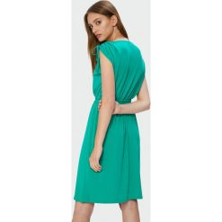 Sukienka z odcięciem w talii. Sukienki damskie Greenpoint, bez wzorów, z elastanu, bez kołnierzyka, bez ramiączek. Za 49.99 zł.