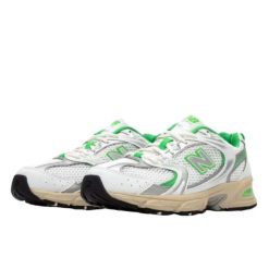 Buty do chodzenia dla dorosłych New Balance 530 White Palm Leaf. Białe obuwie sportowe damskie New Balance, bez wzorów, bez zapięcia, trekkingowe. W wyprzedaży za 457.15 zł.