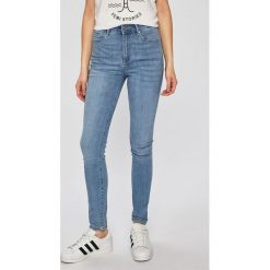 Vero Moda - Jeansy Sophia. Niebieskie jeansy damskie Vero Moda, bez wzorów, z bawełny. W wyprzedaży za 69.90 zł.