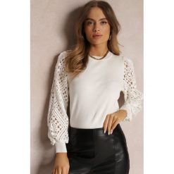 Biały Sweter Szydełkowy Zhivka. Białe swetry nierozpinane damskie Renee, na zimę, w ażurowe wzory, z dzianiny, casualowe, bez kołnierzyka, bez ramiączek. Za 119.99 zł.