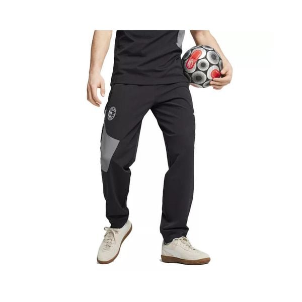Spodnie dresowe Prematch Milan AC Pumatech Woven 2024/25. Czarne spodnie sportowe męskie Puma, bez wzorów, z dresówki, do piłki nożnej. W wyprzedaży za 247.00 zł.